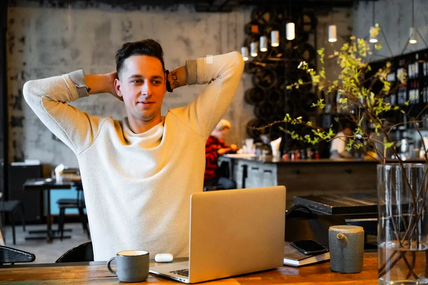 Collage de sesiones de planificación de directores de producto y comerciales responsables de márgenes