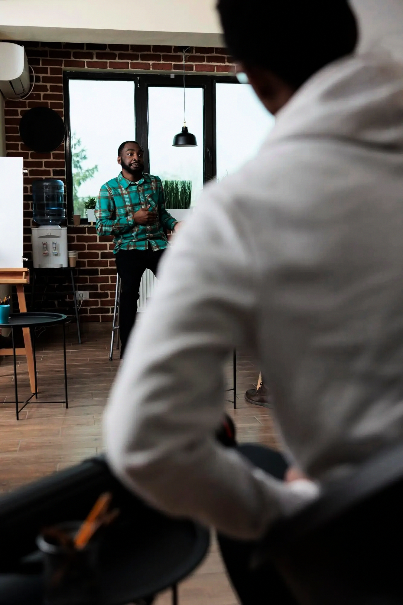 Team planning next steps for inversores privados de mediana edad construyendo capital para la jubilación